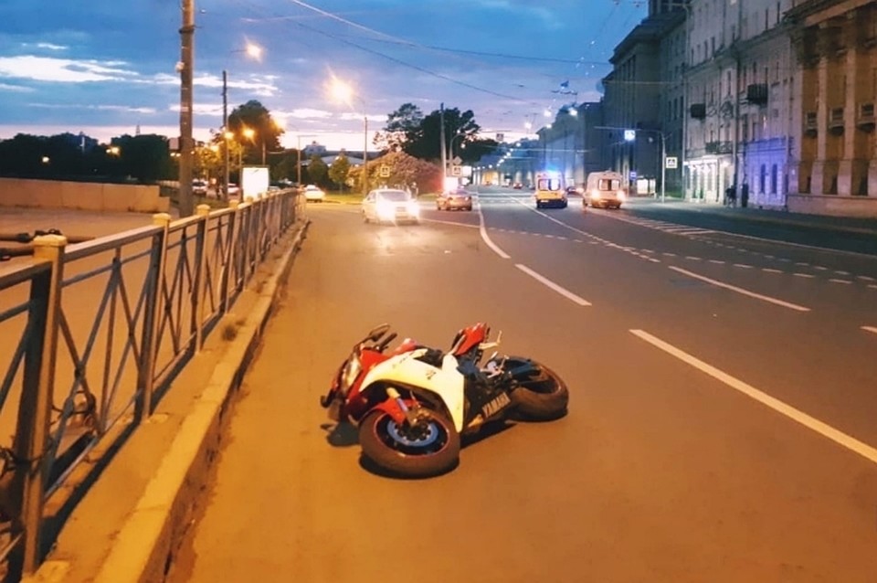 Мотоциклист влетел в пешехода на улице Ждановской. Фото: vk.com/dorinspb