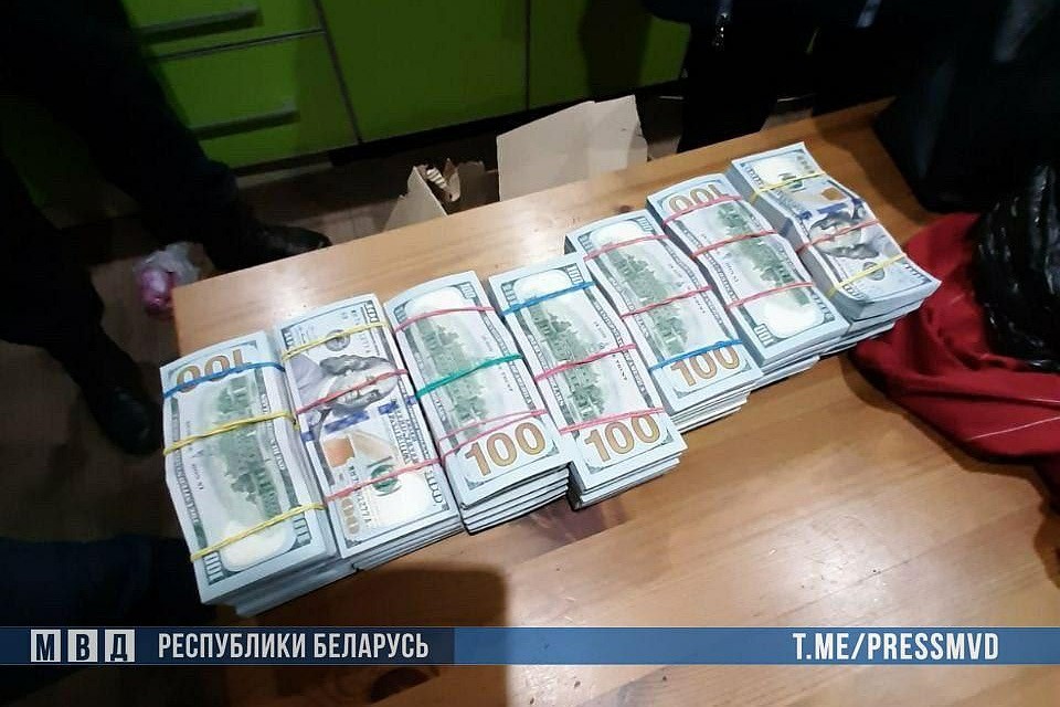 На даче у матери Тихановского нашли $900 тысяч. Фото: МВД