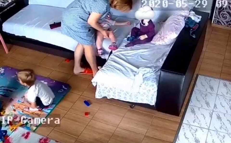 Воспитательница задушила годовалую девочку подушкой. Фото: скрин видео, Facebook/Teymur Kurbanovich Mamedov