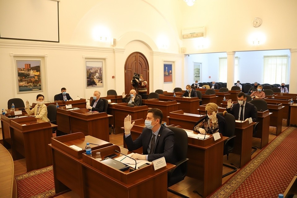 Комиссия по рассмотрению документов на присвоение звания "Почетный гражданин города Владивостока" 4 июня. Фото: сайт Думы Владивостока