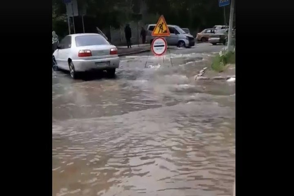 В Ленинском районе прорвало трубу с горячей водой. Кипяток практически затопил дорогу на пересечении улиц Котовского и Пархоменко. Фото: Кадр из видео