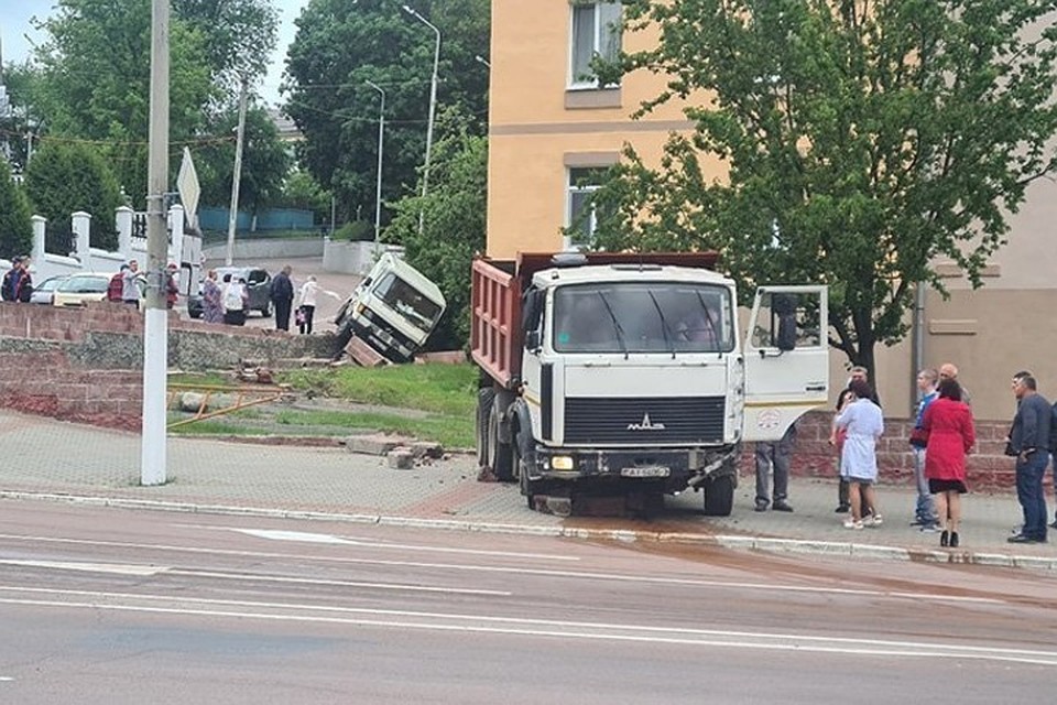 Страшная аврия в Мозыре: водитель грузовика врезался в микроавтобус и погиб. Фото: сообщество Вконтакте Хамство на дорогах Мозыря
