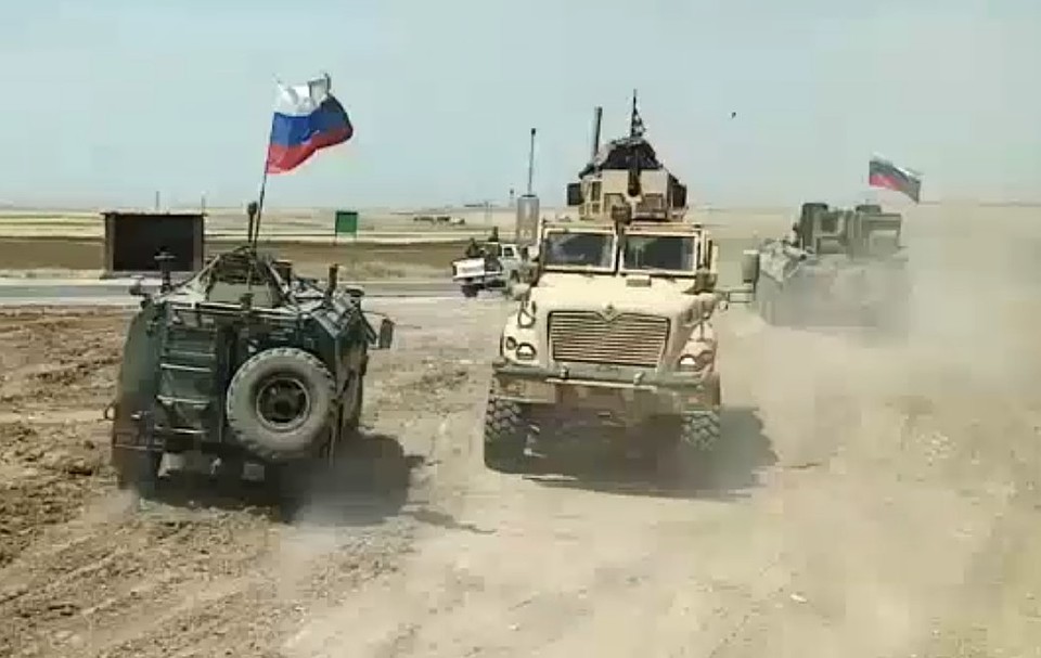 Негласное противостояние российских и американских военных патрулей в Сирии порой оборачивается курьезами.