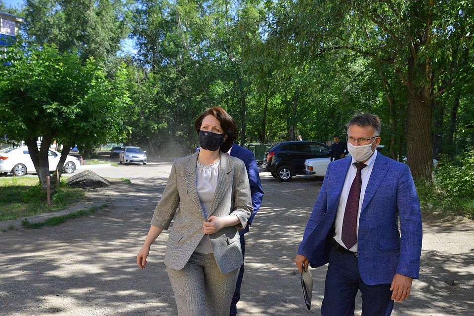 Мэр оценила безопасность подъездных путей к омским школам и поликлиникам