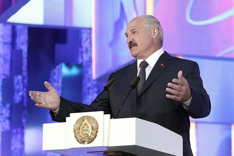 Лукашенко пообещал белорусам повысить зарплату. А некоторым даже в два раза.