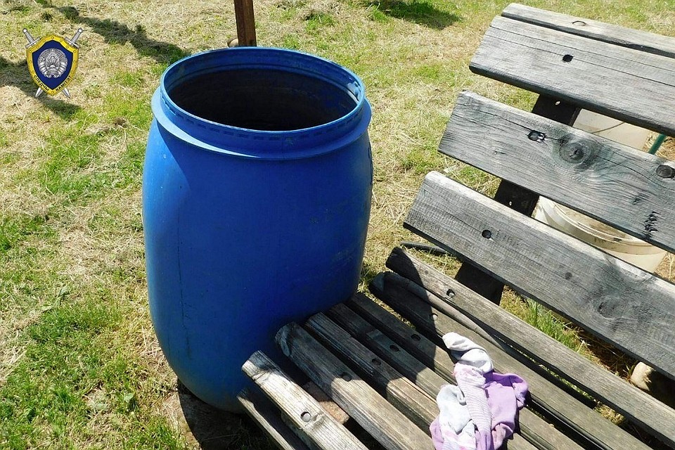 Мама не увидела, как малышка упала в бочку с водой. Фото: СК.