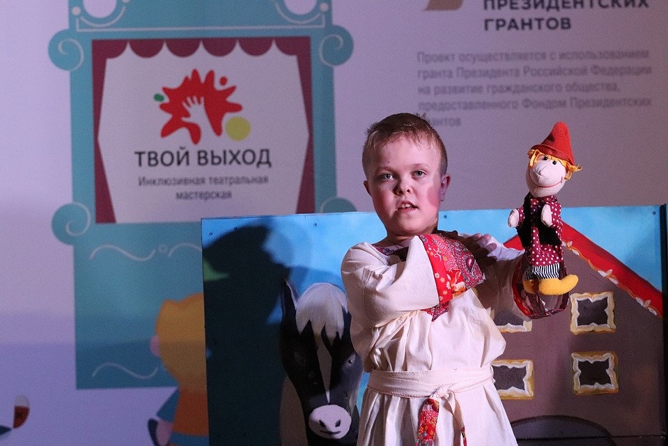 Театральная мастерская "Твой выход!" открылась поздней осенью. А уже в конце зимы - ребята смело декламировали со сцены строки пьесы. Фото: предоставлено авторами проекта