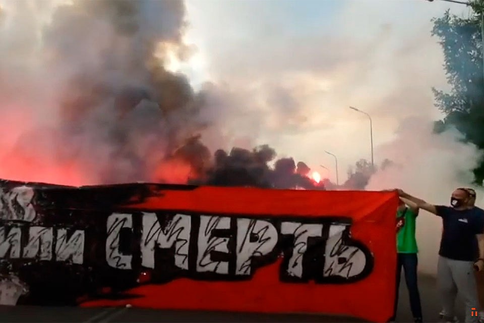 Болельщики московского «Спартака» устроили яркие проводы своей команде, уезжавшей на игру против «Арсенала» в Тулу