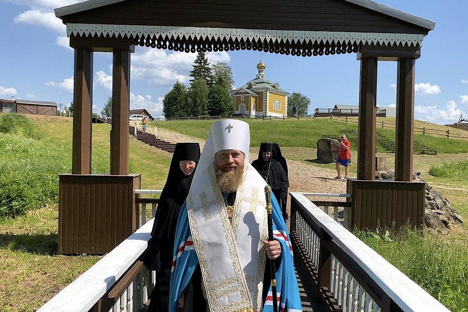 Митрополит Тверской и Кашинский Савва на истоке Волги. Фото: Тверская епархия.