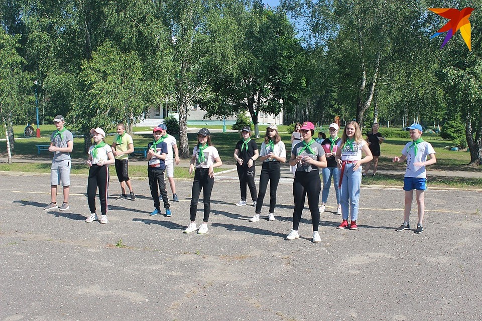 В детском лагере ходят в столовую, на мероприятия, зарядку - отрядами, соблюдая дистанцию в полтора- два метра. Фото: архив ДОЛ "Дружба".