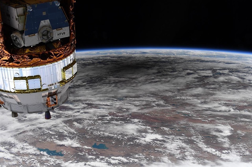 Американский астронавт сфотографировал с МКС тень на планете от кольцевого затмения. Фото: Instagram Кристофера Кэссиди