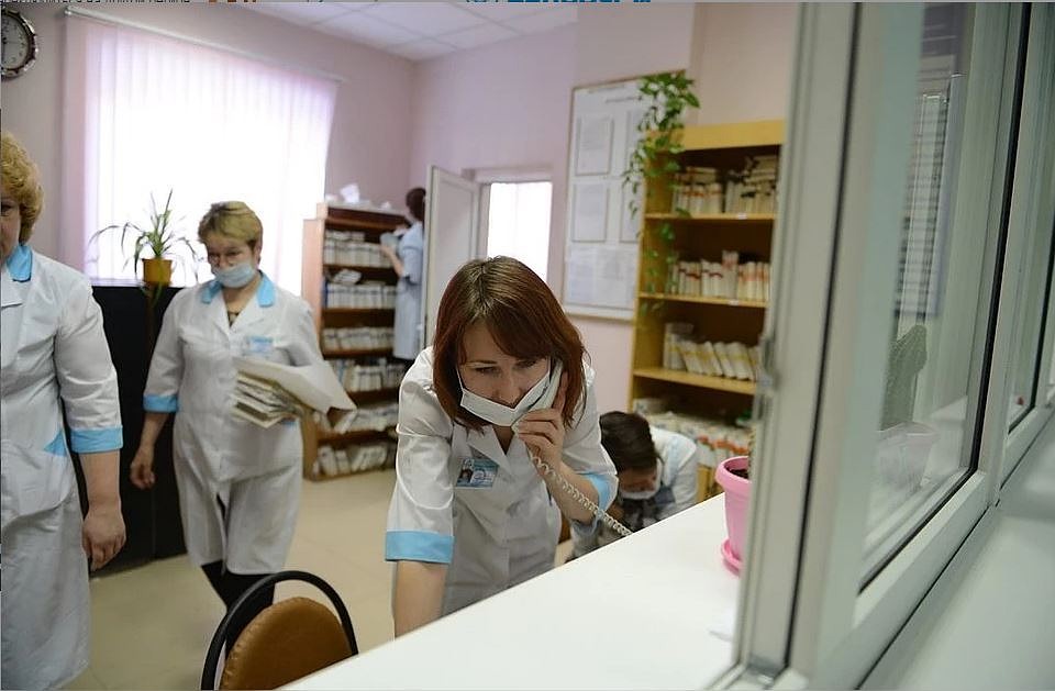 За прошлые сутки было выявлено 138 980 новых случаев заражения и 6 271 летальный исход