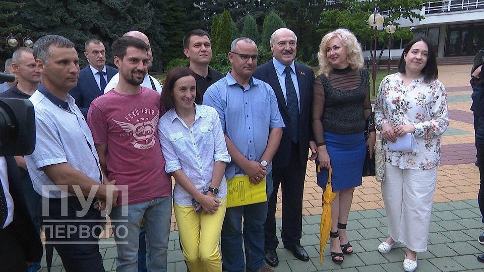 Лукашенко перед отъездом пообщался с активистами, в том числе из протестной инициативной группы. Фото: Пул Первого.