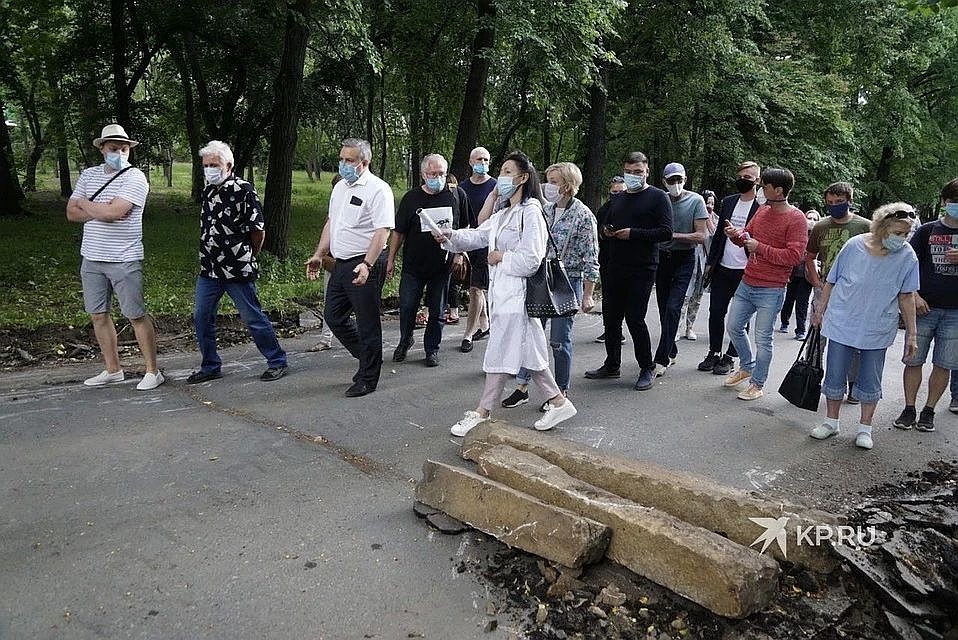 В прошлую среду глава Верх-Исетского района Екатеринбурга (в белой рубашке) показал горожанам, критиковавшим проект благоустройства, какие работы сейчас ведутся в парке за забором.