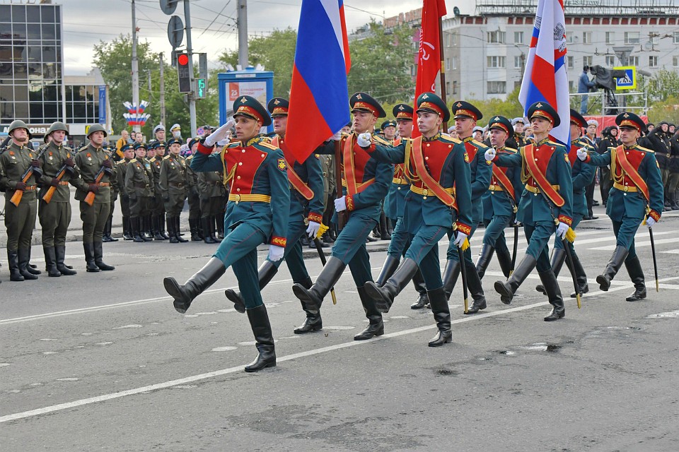 Помимо пешего парада, северян ждет авиапарад и салют.