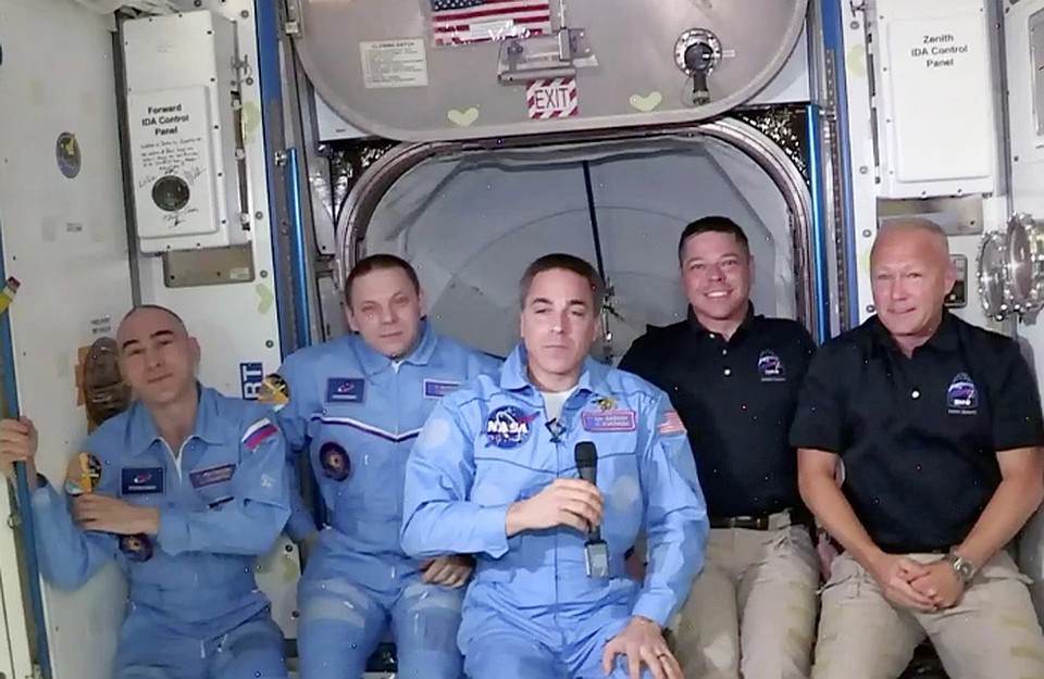 Crew Dragon успешно прошёл стыковку с Международной космической станцией