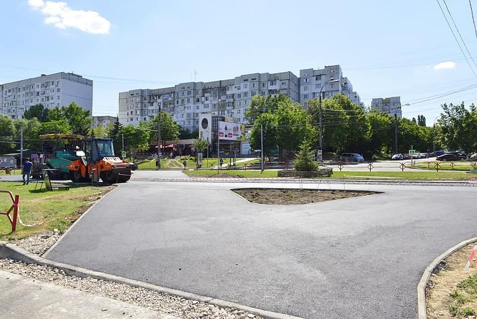 Участок аллеи “Мирча чел Бэтрын” на пересечении с улицей Петру Заднипру площадью около 1450 м2 заасфальтирован. Фото: соцсети