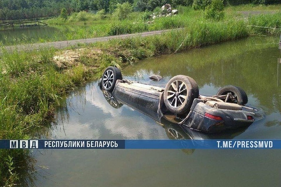 Недалеко от Бобруйска из водоема извлекли машину с телами четверых мужчин. Фото: Телеграм-канал МВД
