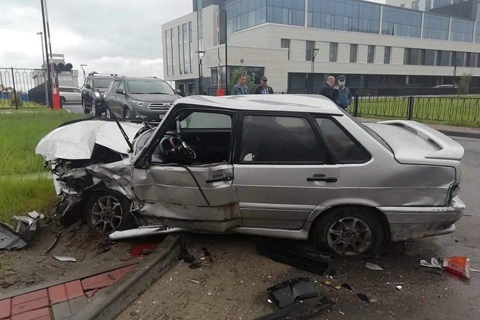 В Новом Уренгое дорогу не поделили иномарка и отечественный автомобиль Фото: Госавтоинспекция Ямала