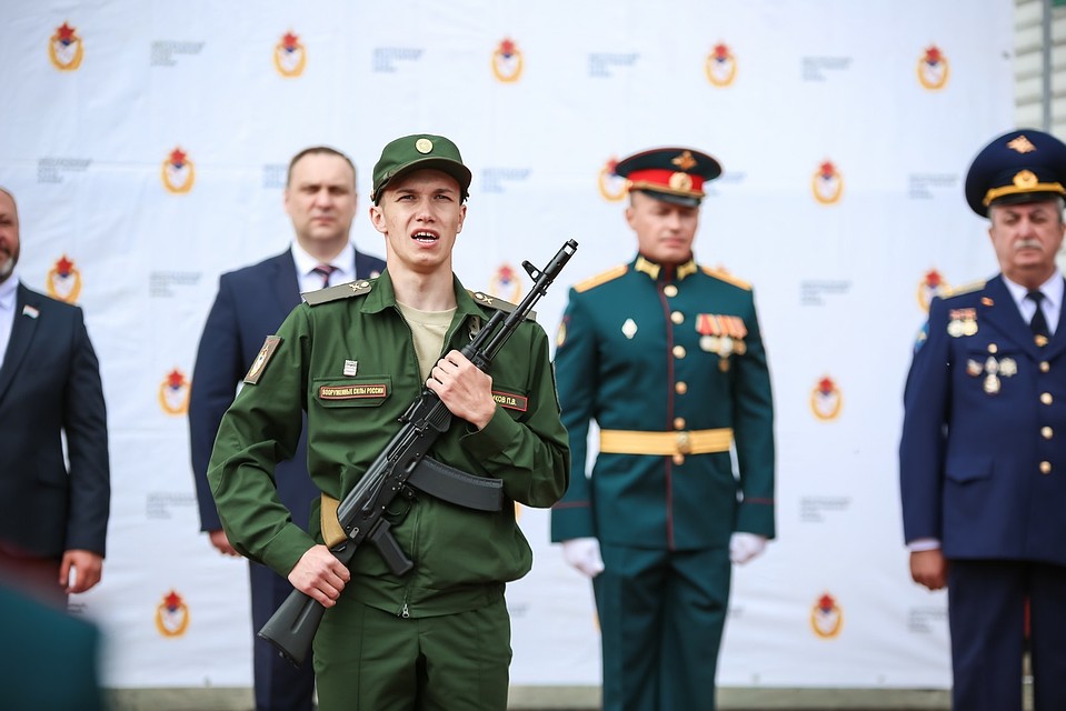 Чемпионата Европы по шорт-треку в эстафете Павел Ситников принимает военную присягу