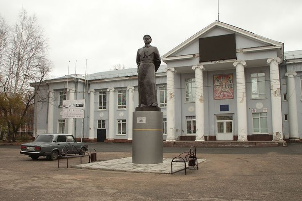 В Анжеро-Судженске начался ремонт стелы в честь 50-летия присвоения ему статус города. Фото: Пресс-служба АПК
