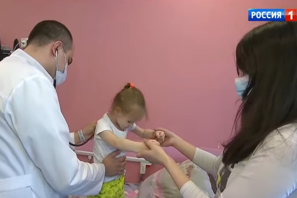 Девочка готовится к выписке. Фото: стопкадр из репортажа телеканала "Россия 1"