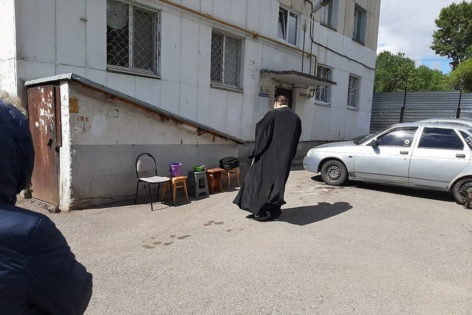 Протоиерей Александр Сапон освящает дом / фото: vk.com, пользователь - Иван Апаев