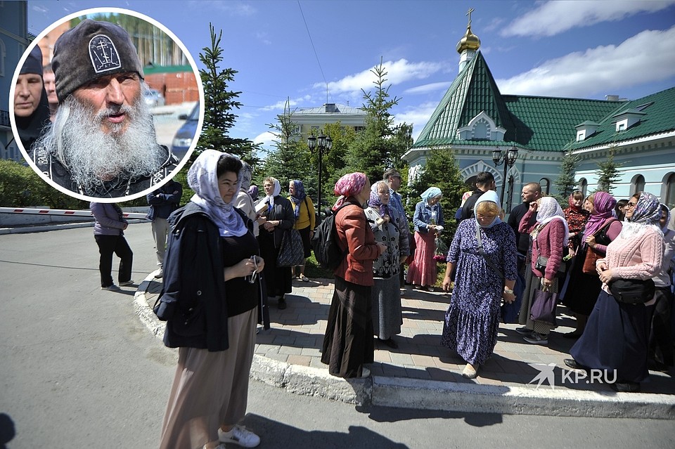 В числе духовных чад схиигумена хоккеист Павел Дацюк и актер шоу "Уральские пельмени" Дмитрий Соколов