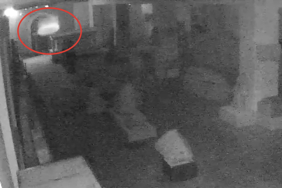В верхнем левом углу можно увидеть то самое белое пятно, которое пугает сотрудников музея. Фото: скриншот из видео, предоставленного музеем