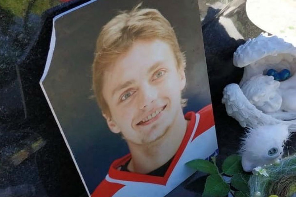 Неизвестные повредили памятник на могиле Ивана Ткаченко. ФОТО: группа "Документальный фильм "Капитан Немо" ВКонтакте