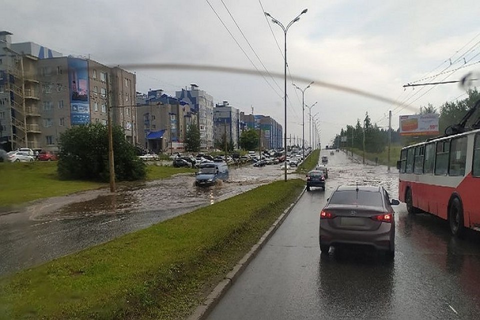 Из-за сильного подтопления утром 6 июля было закрыто движение троллейбусов на улице 40 лет Победы.