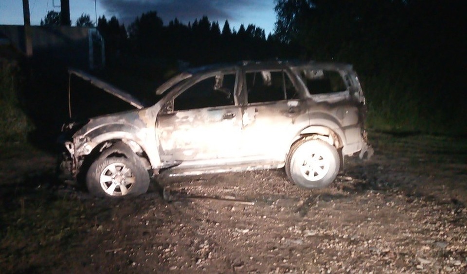 Автомобиль сильно обгорел.