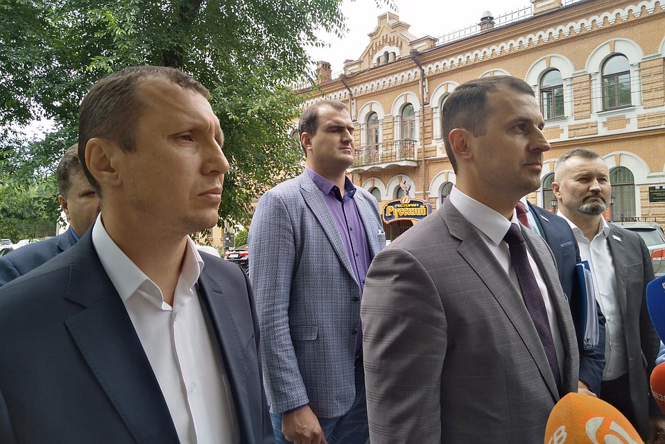 На Уссурийском проспекте опасливо жмутся друг к другу его соратники – вице-спикер краевого парламента Сергей Зюбр, председатель гордумы Михаил Сидоров и еще несколько пока верных Фургалу депутатов.