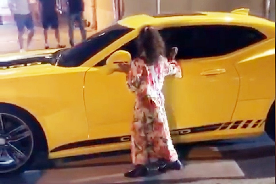 Попрошайки на Патриках пристают к прохожим и водителям дорогих авто