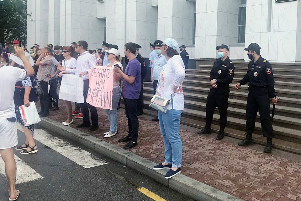 В воскресенье 12 июля толпа заметно поредела
