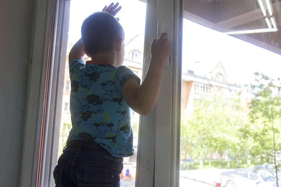 4-летний малыш забрался на подоконник во время игры.