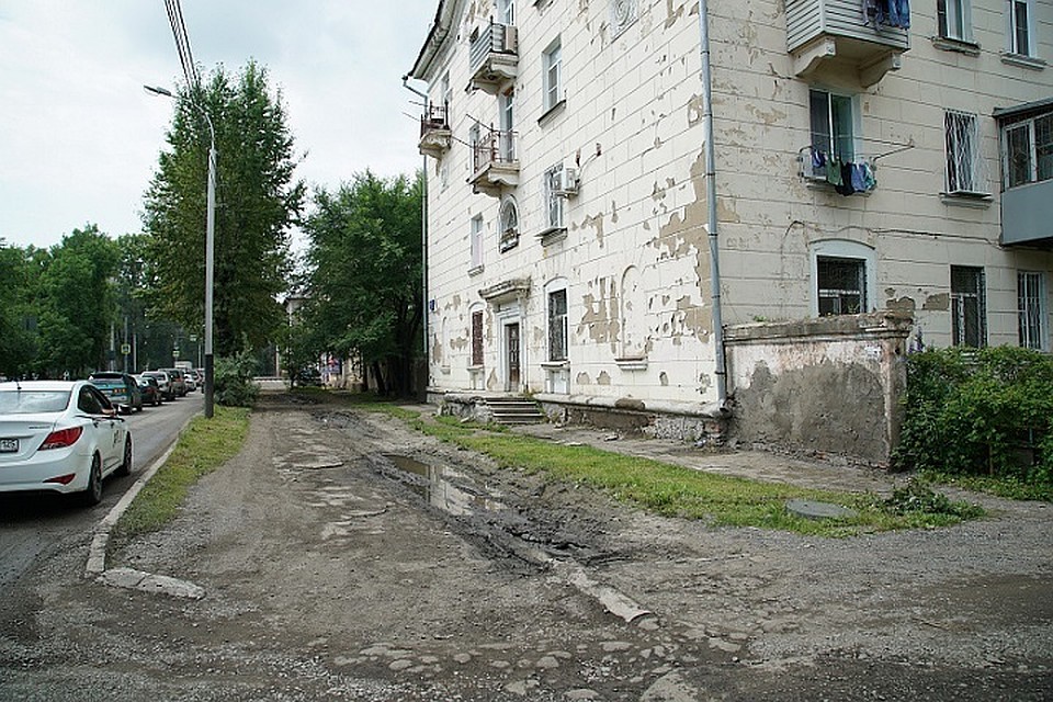 Дождевая вода разрушает тротуары и затапливает подвалы домов, угрожая целостности фундаментов