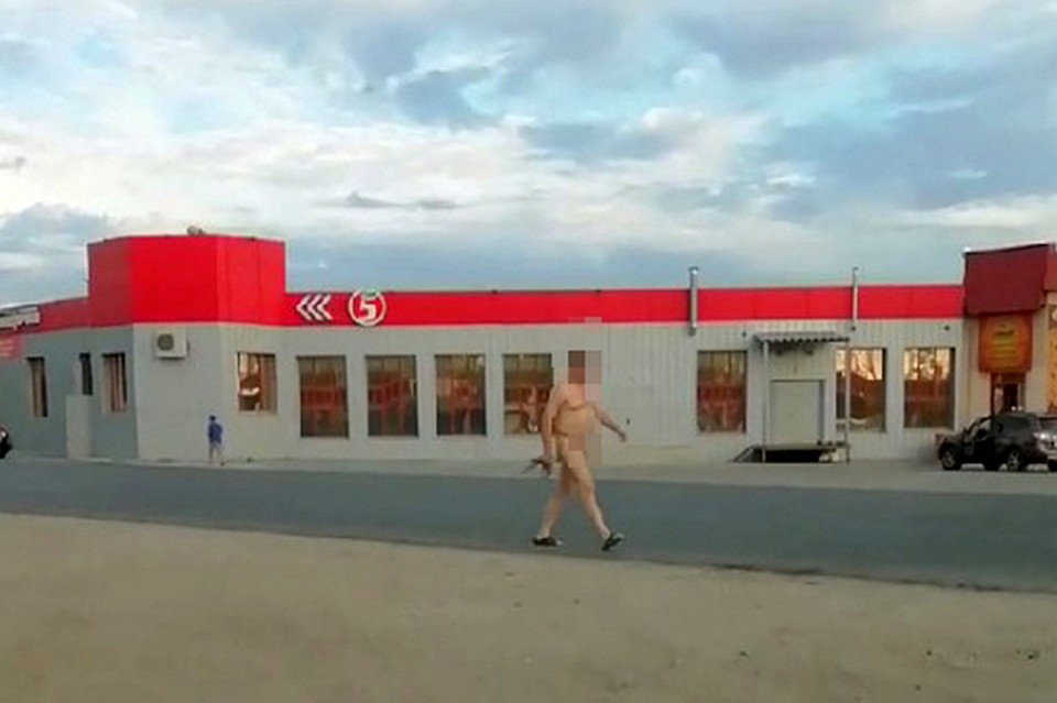 Мужчина просто шел по улице голый