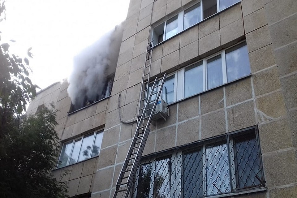 Людей спасали при помощи лестниц