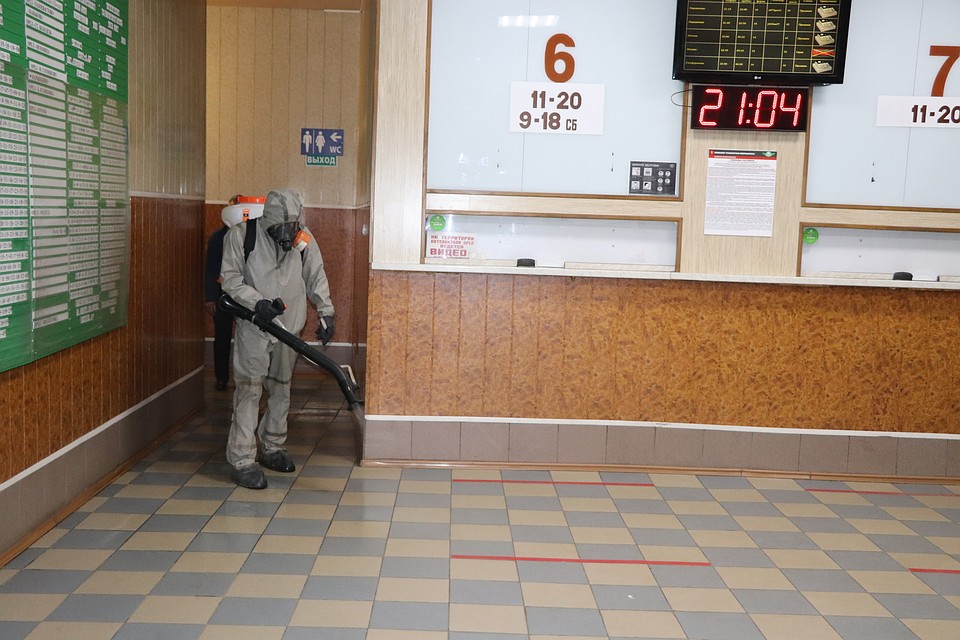 Сотрудники МЧС обработали помещения и территорию автовокзала специальными средствами