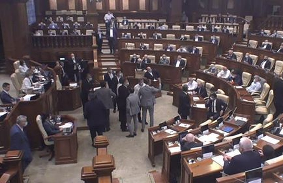 Оппозиция завершила парламентскую сессию тяжким политическим поражением