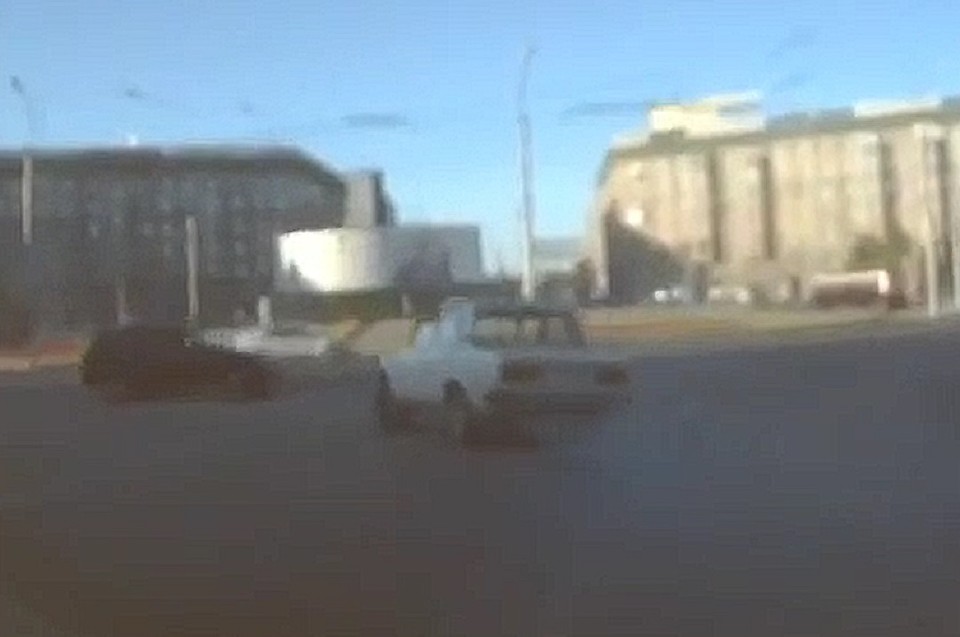 Водителя сильно заносило - в итоге он врезался в две машины. Фото: стоп-кадр