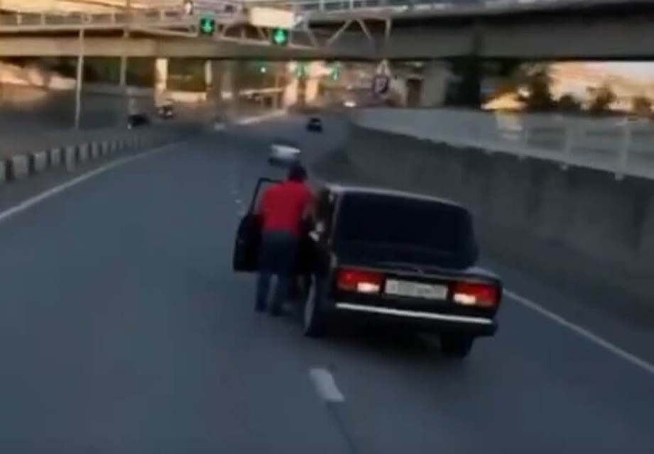 Водитель "вышел" прямо во время движения.