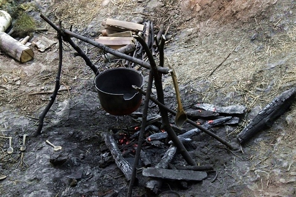 Семье приходится готовить еду прямо на улице.