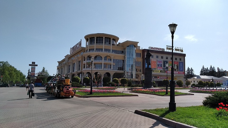 На площади установят урны, фонари, перголы, качели, скамейки, клумбы