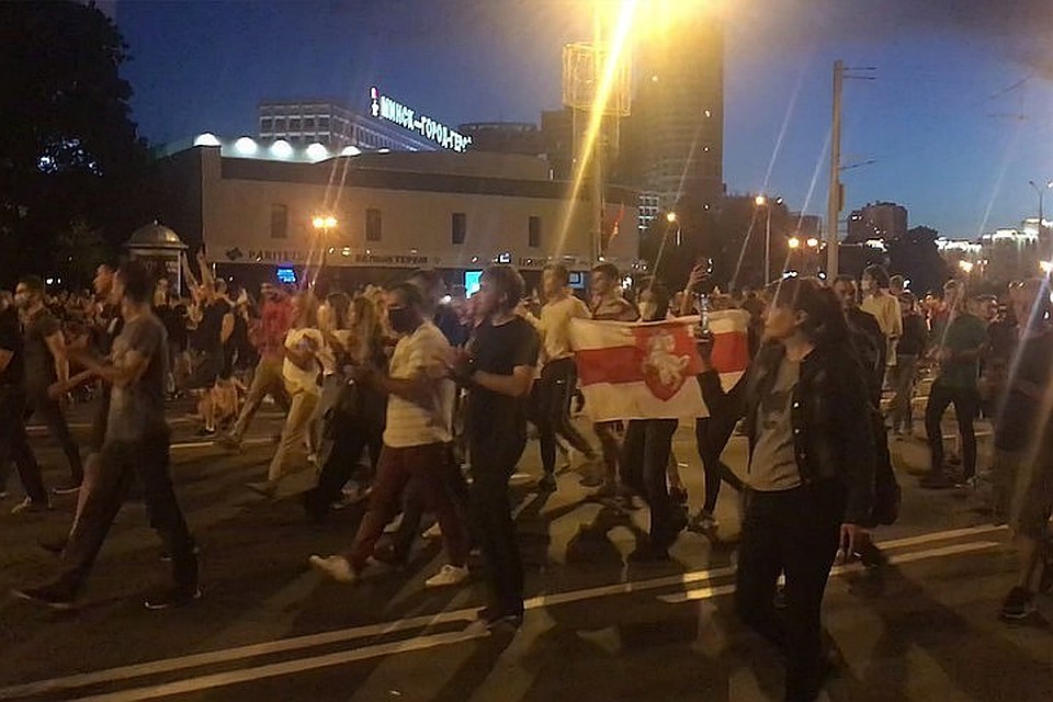 После закрытия избирательных участков люди продолжают митинговать и не расходятся по домам