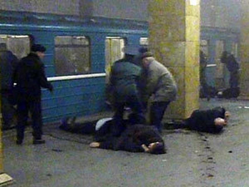 При взрыве ранены не менее семи человек