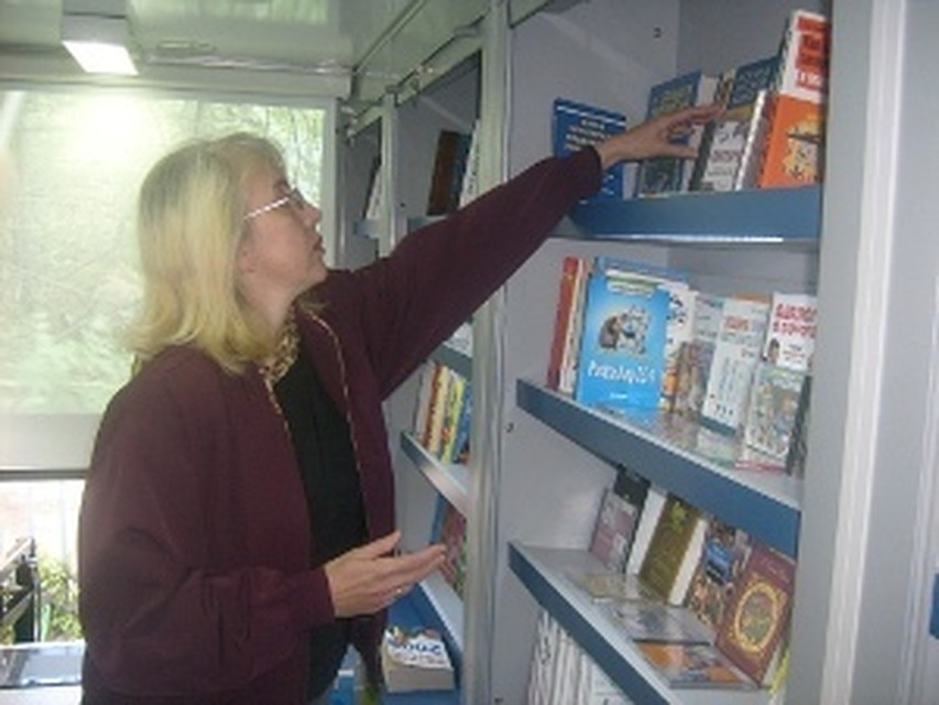В шкафах библиомобиля умещаются 1 000 книг.