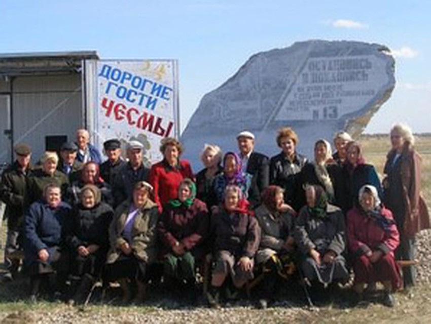 На открытие мемориала съехались убеленные сединами бывшие жители деревеньки.
