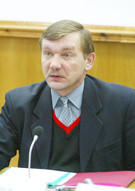 Сейчас Юрий Азаренок передает дела.